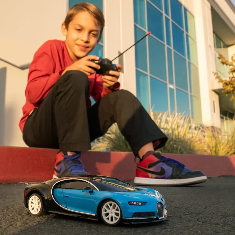 Bugatti Chiron RC Luxury Sports Car - 1:24 Scale Replica - Image 4